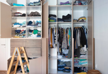 How to Declutter Your House Before a Mov...