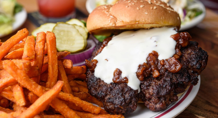 Lincoln's Best Burger: Tam O' Shanter Pub