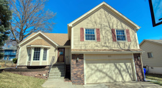 810 Pineview Drive, Papillion