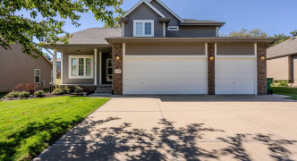 216 Castle Pine Drive, Papillion